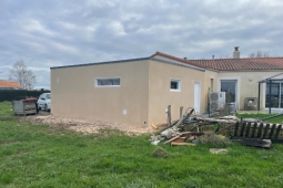 Garage double en béton enduit